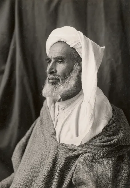 Jeanne Jouin, Cheikh de RafsaÃ¯, souk el Had, Circa 1930