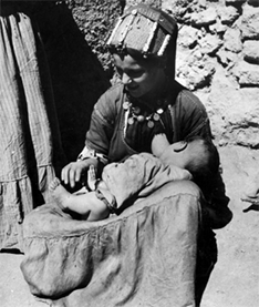 Jewish Amazigh woman with her child, It buzzes around 1935