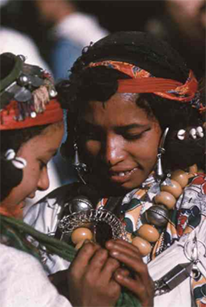 Fillettes portant des bijoux, Ait Seddrate circa 1960